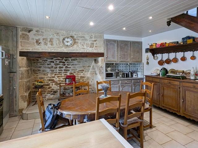 Maison en Pierre et grange de 200m2