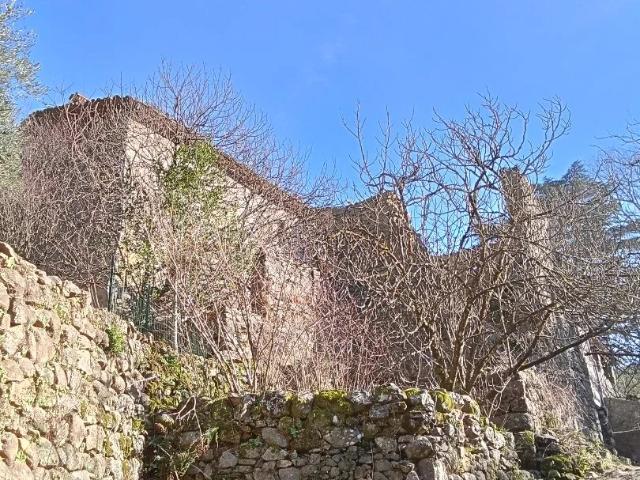 Maison en pierre en bord de rivière