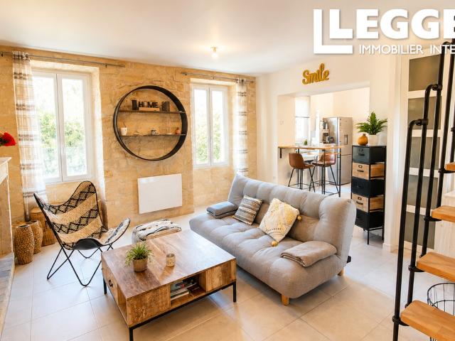 Maison en pierre en plein centre de Saint Laurent d'Arce