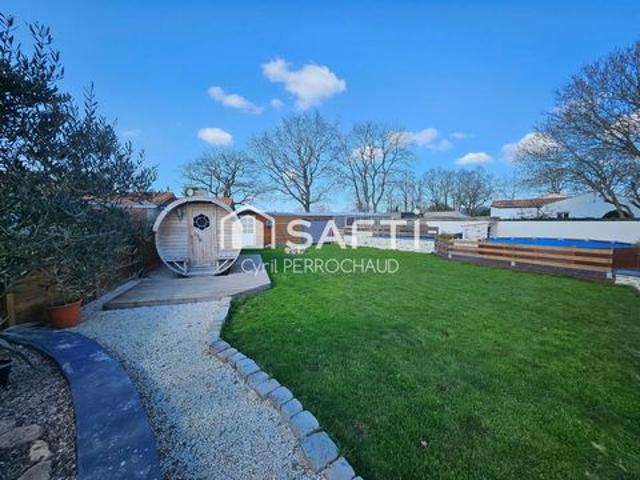 Maison en pierre entièrement rénovée d’environ 115 m² avec piscine