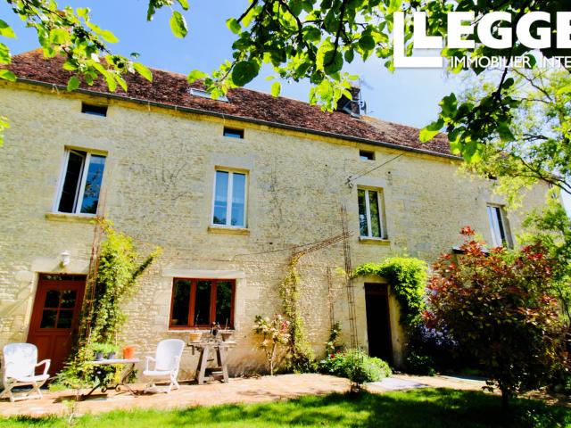 Maison en pierre entièrement rénovée dans une ferme fortifiée typique de Basse Normandie, à 10 min d’Argentan