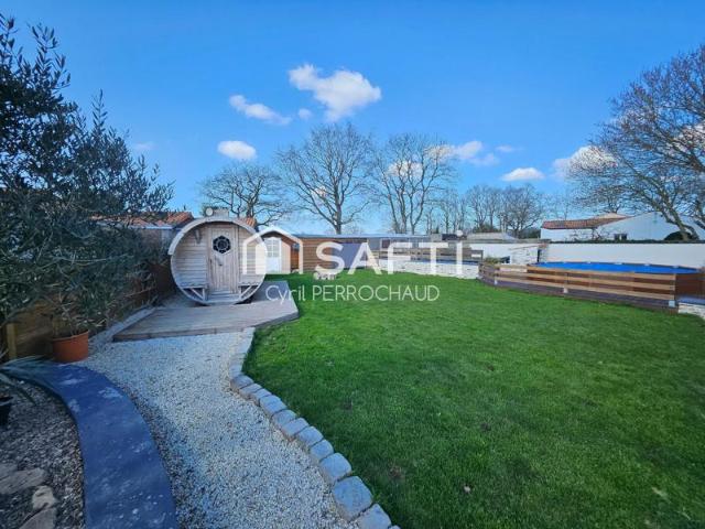 Maison en pierre entièrement rénovée d'environ 115 m² avec piscine