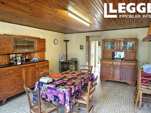 Maison en pierre habitable à rénover avec garage, puits, dépendances et grand jardin à Bourneau DPE E