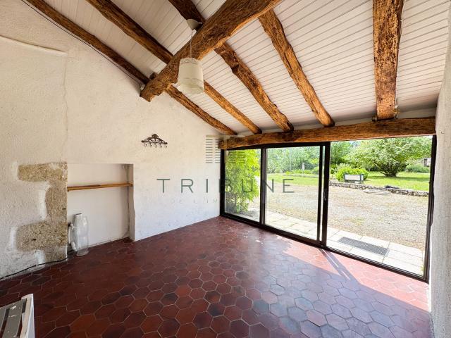 Maison en pierre, piscine et terrasse couverte