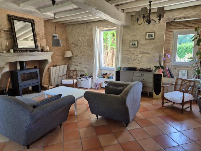 Maison en pierre pleine de charme avec piscine, dépendances. 210m² La Réole
