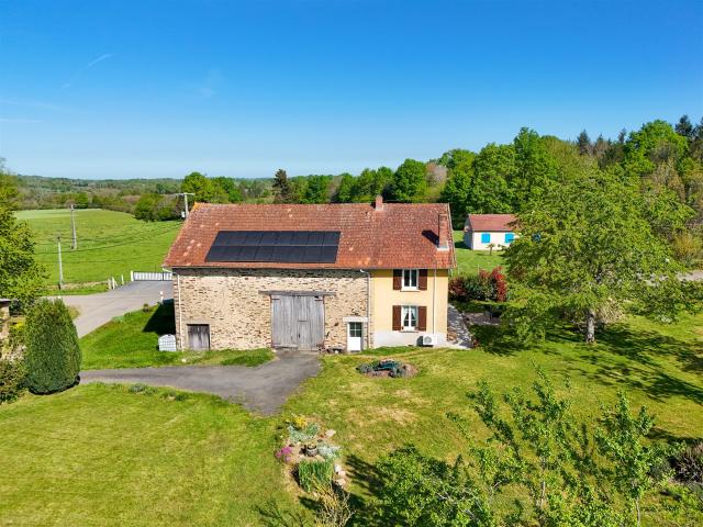 Maison en pierre prête à emménager avec grange de 100 m² et. 90m² Champsac