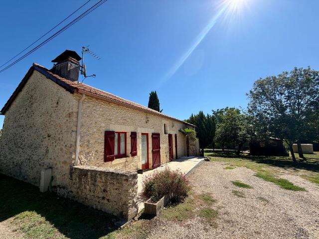 Maison en pierre prête à habiter, granges et séchoir à tabac – proche Vergt
