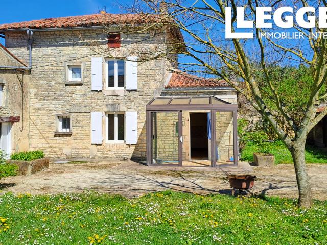 Maison en pierre, rue tranquille, jardin clos et avec quelques bâtiments