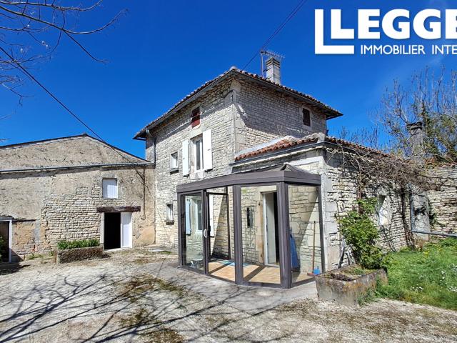 Maison en pierre, rue tranquille, jardin clos et avec quelques bâtiments