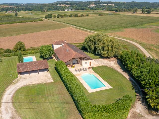 Maison en pierre rénovée à vendre en périphérie de Villeneuv. 500m² Saint Georges