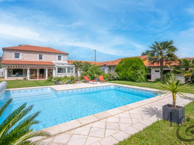 Maison en pierre rénovée à vendre proche commerces de Villen. 143m² Villeneuve sur Lot