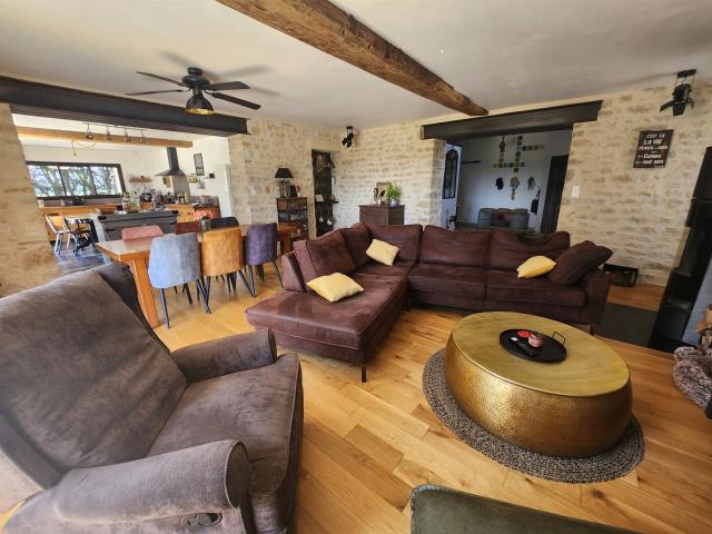Maison en pierre rénovée avec 4 chambres 229m² Sainte Pexine