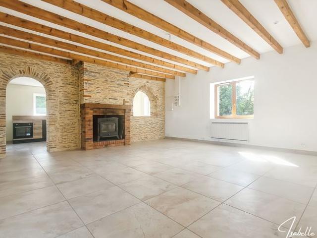 Maison en pierre rénovée avec terrain de 7 415 m² au Petit Auverné