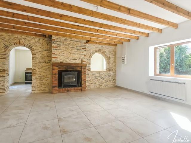 Maison en pierre rénovée avec terrain de 7 415 m² au Petit Auverné