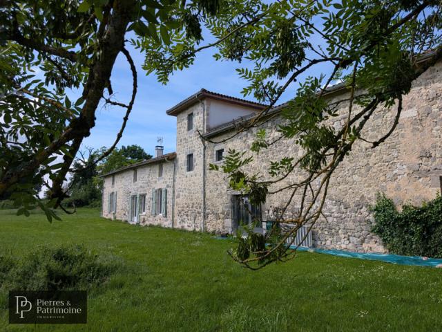 Maison en pierre rénovée avec dépendance et vue campagne pro