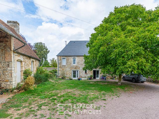 Maison en pierre rénovée avec dépendance