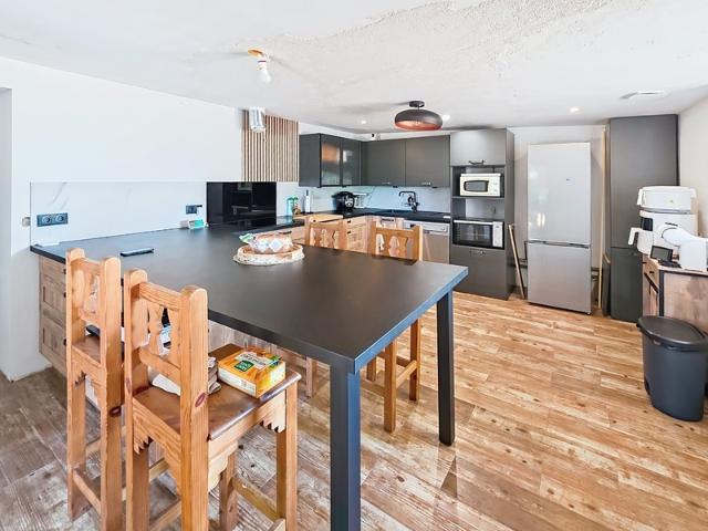 Maison en pierre rénovée avec dépendances – Terrain de 2 200 m²
