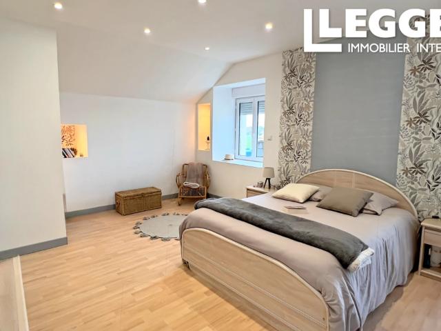 Maison en pierre rénovée avec grange, dépendances et vue campagne