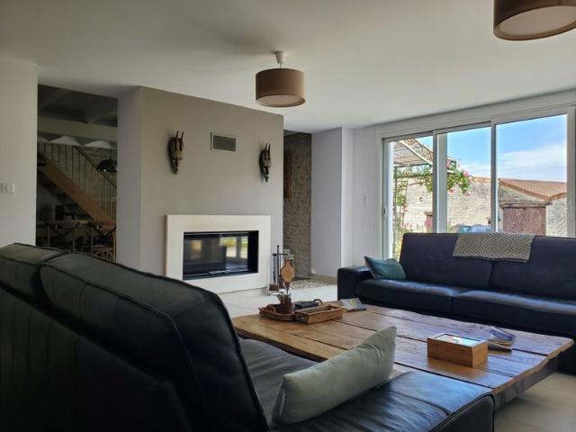 Maison en pierre rénovée avec piscine et dépendances
