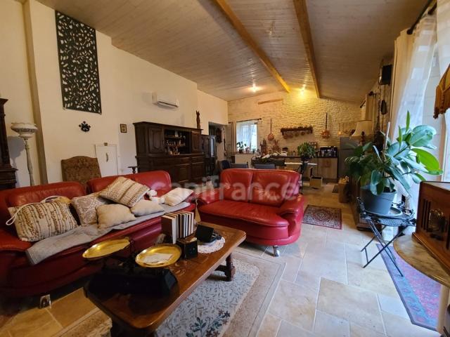 Maison en pierre rénovée avec potentiel à exploiter CRESSE 17