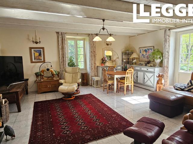 Maison en pierre rénovée de 4 chambres, 5659 m² de terrain, dépendances à Saint Martin des Fontaines