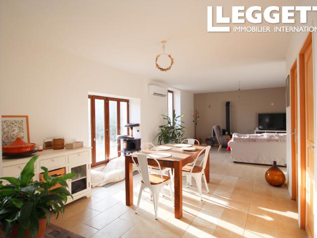 Maison en pierre rénovée de 4 chambres avec gîte 2 chambres, dépendances et jardin