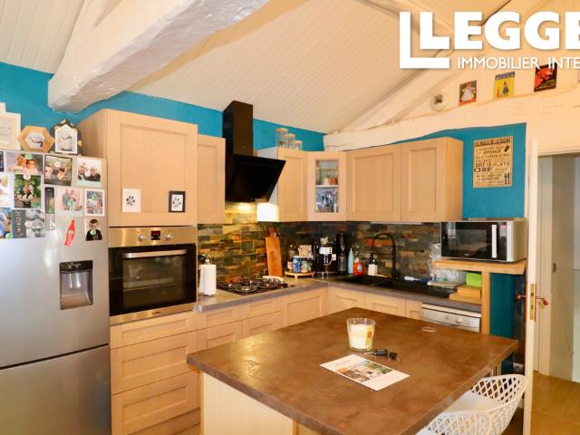 Maison en pierre rénovée et confortable avec terrasse, piscine et jardin attenant  accès direct à la rivière