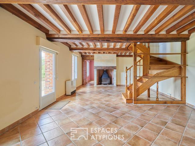 Maison en pierre rénovée et dépendances face au paysage vallonné