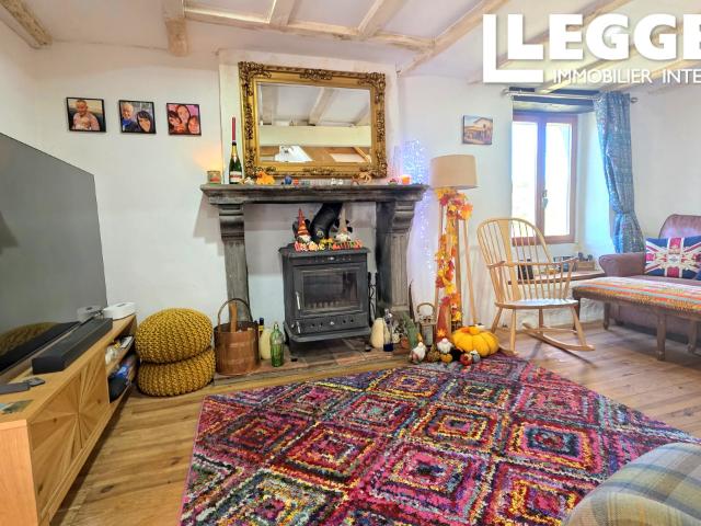 Maison en pierre rénovée près de Chabanais, 2 chambres, grandes granges et maison à rénover
