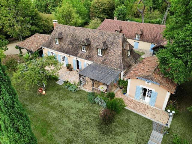 Maison en pierre sur 1,5 ha avec piscine, vie de plain pied et atelier