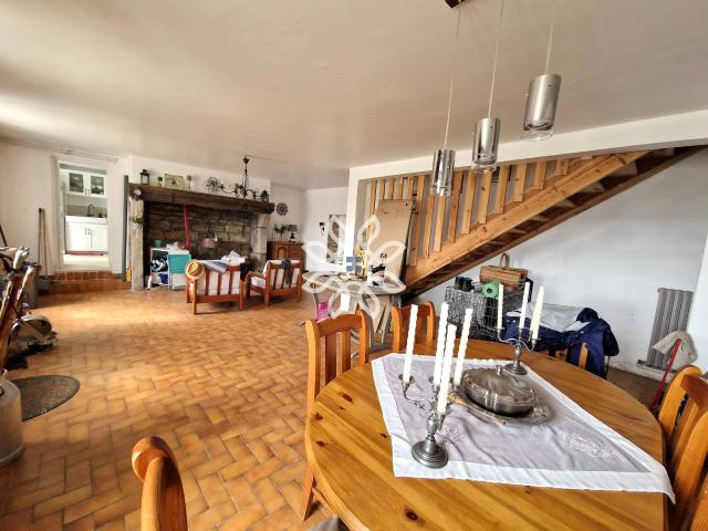 Maison en pierre sur terrain de 18 927 m2 de terrain