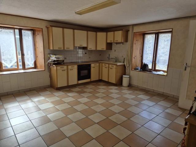 Maison en pierre sur trois niveaux avec dépendances et terrain
