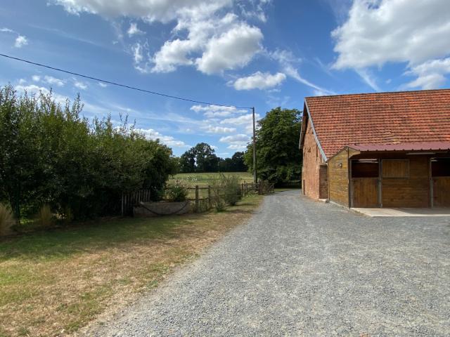 Maison en pierre Saint Jean De Daye 15 pièce s ecurie 3.35 hectares