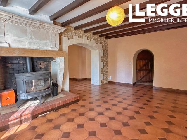 Maison en pierre située dans un cadre paisible et isolé, comprenant 3 chambres, cave, garage et grand jardin