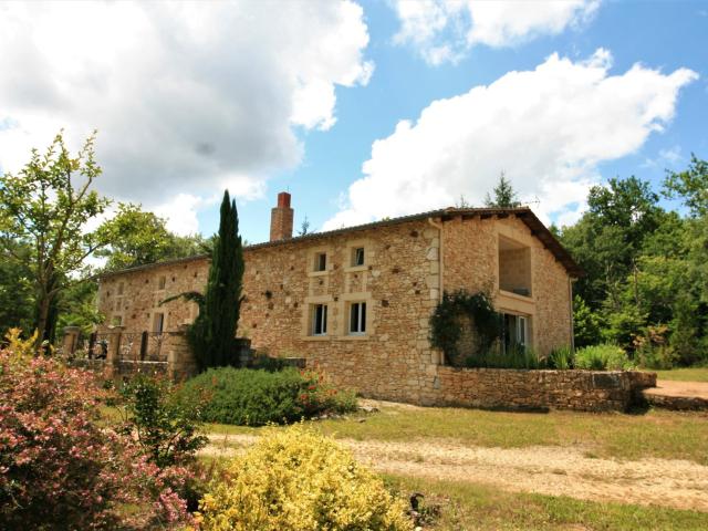 Maison en pierre six chambres deux bureaux 346m² La Douze