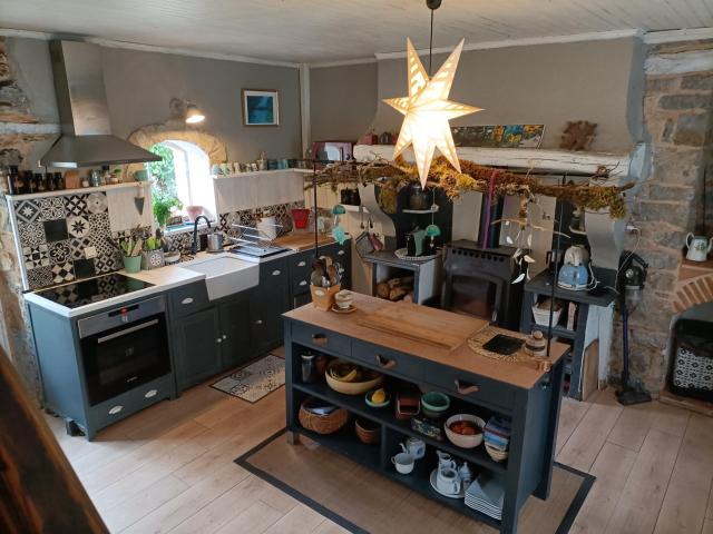 Maison En Pierre T4 avec dépendances à rénover sur 595m2 110m² Varen