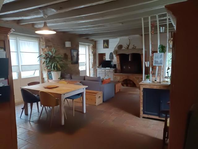 Maison En Pierre T4 avec dépendances à rénover sur 595m2 110m² Varen
