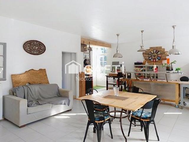 Maison en pierre, très lumineuse, quatre chambres et plus, grands volumes, tout à l'égout, proche commodités et bord de conche !