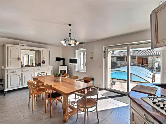 Maison en pierre 161 m² hab, 4 ch avec piscine