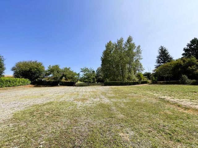 Maison en pierre 1833 de plain pied avec dépendances 90m² Dausse