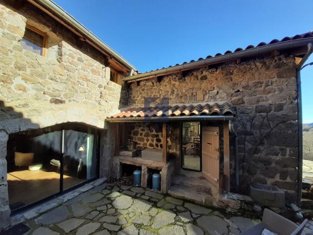 Maison en pierre 185 m2 habitables, 5 chambres, au coeur du P