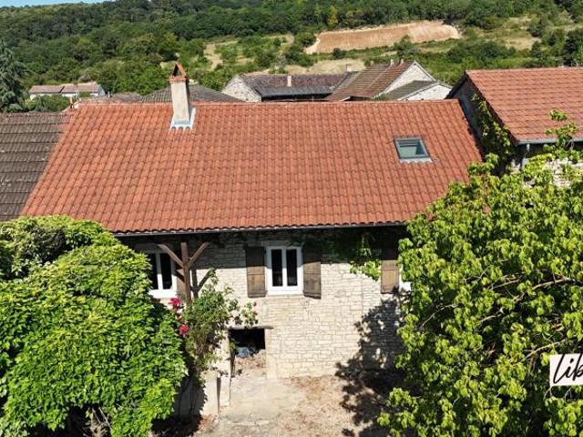 MAISON EN PIERRE 124 m² HABITABLES COUR TERRASSE CAVES 2/3 CHAMBRES CAMPAGNE