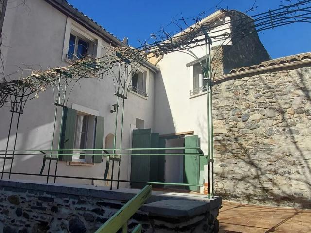 Maison en pierre – 210 m² – Terrain 638 m² – Bord de rivière