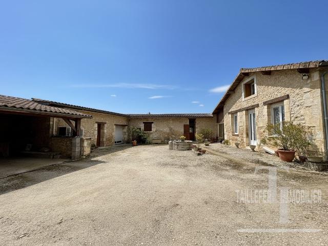 Maison en pierre 220 m² dépencandes et terrain construct. 220m² Antonne et Trigonant