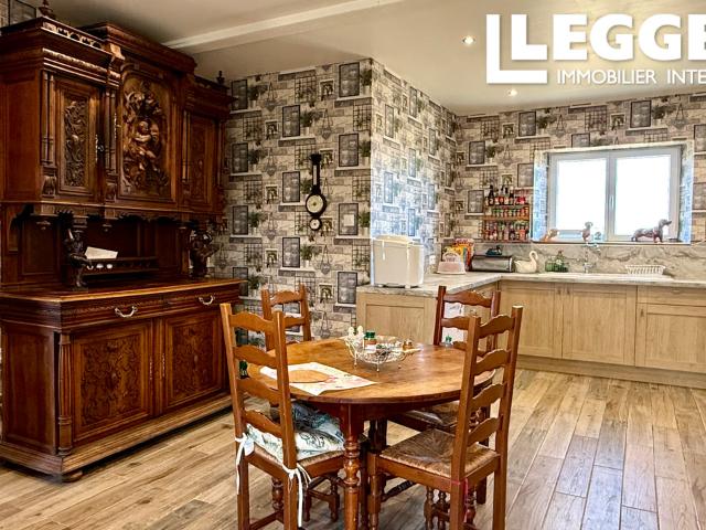 Maison en pierre, 2 chambres +2 possible, 3 SDB, terrain clos pour animaux, dépendances, 2 km des commodités