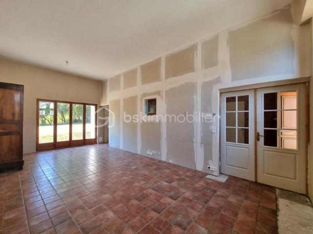 MAISON EN PIERRE_ 3 CHAMBRES_ GARAGE_ JARDIN !