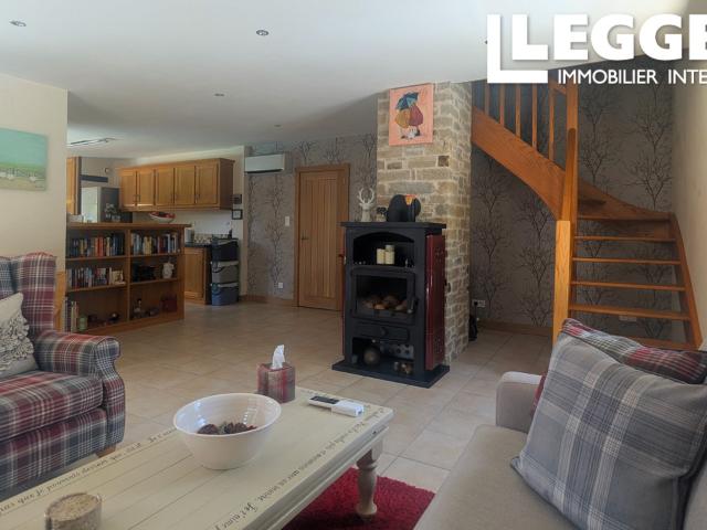 Maison en pierre 4 ch avec piscine dans un cadre villageois. Élégants intérieurs & extérieur exceptionnel