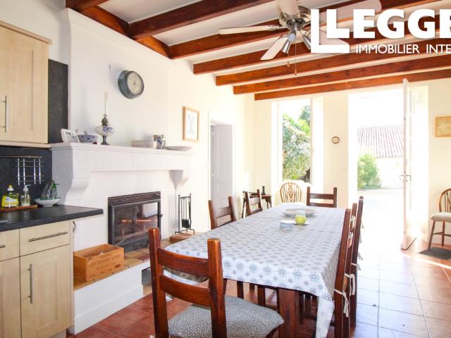 Maison en pierre 5 chambres, une au rdc, jardin, garage et piscine, à quelques minutes d'Aumagne
