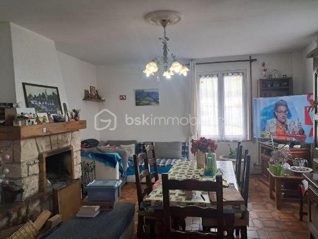 MAISON EN PIERRE – 5 CHAMBRES – VIE DE PLAIN PIED – COUR FERMÉE – 160 000 €