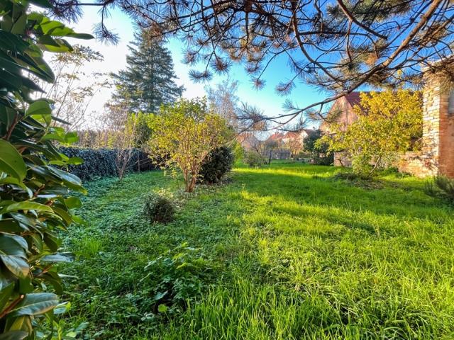 Maison en pierre, 5 pièces à 10 minutes de CLUNY 71 dans un village avec commerces Terrain de 555 m²